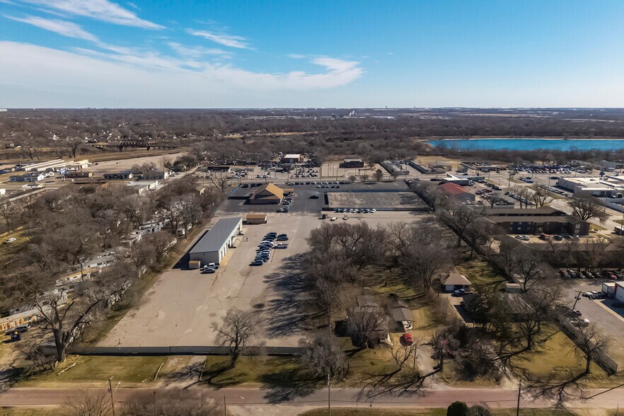 More Photos Of 3101 S Broadway St, Wichita Freestanding For Sale