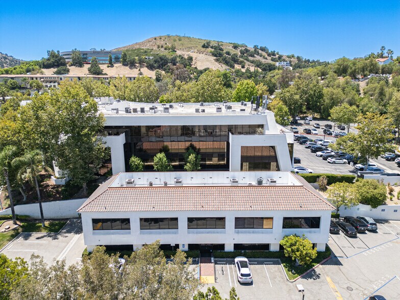 More Photos Of 24011 Ventura Blvd, Calabasas Medical For Lease