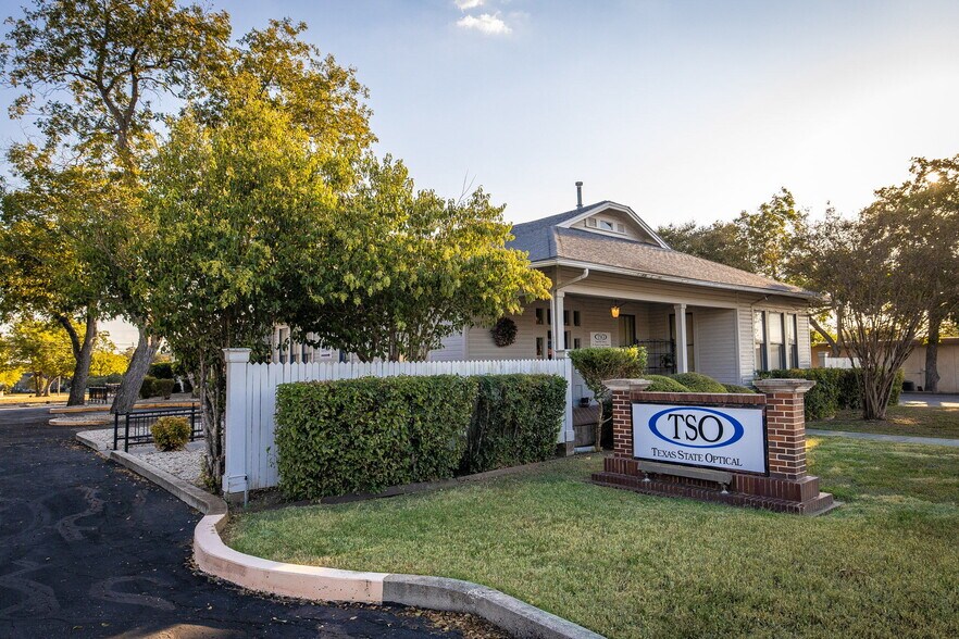 More Photos Of 515 E Court St, Seguin Office Residential For Lease