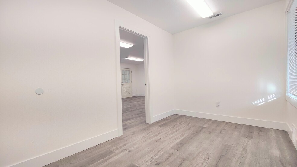 More Photos Of 12208-12222 SE Market St, Portland Office For Lease