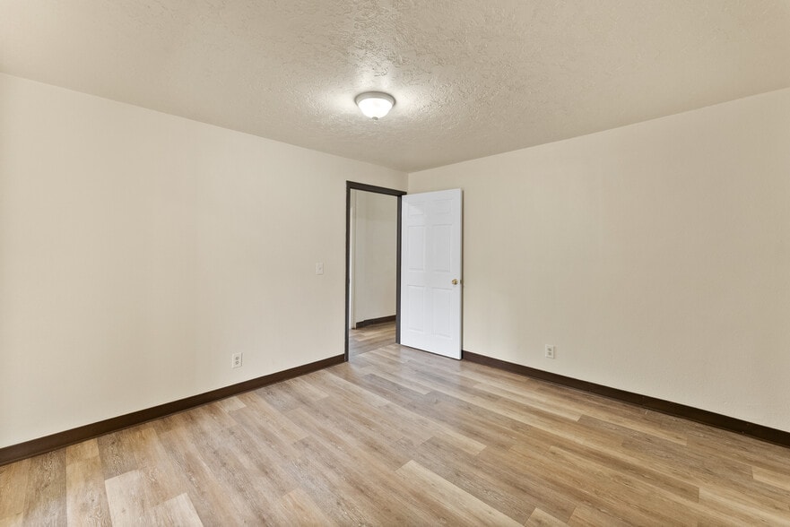 More Photos Of 132 NE Rifle Range St, Roseburg Apartments For Sale