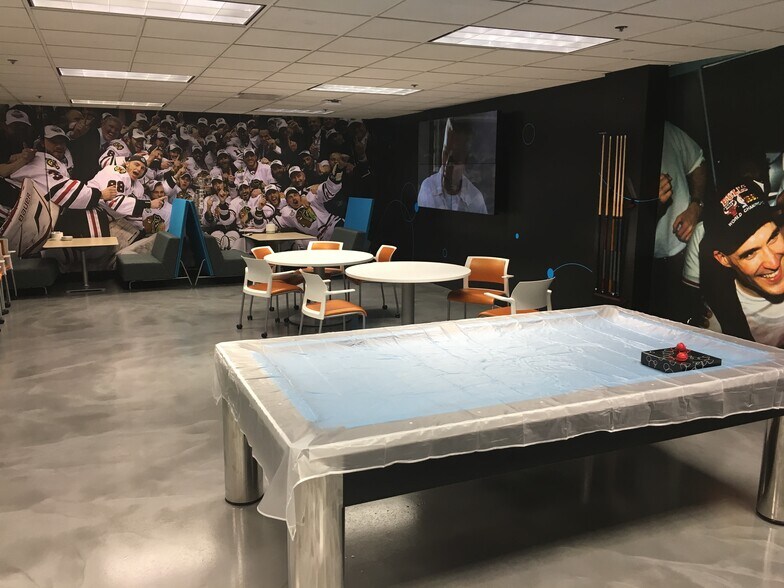 More Photos Of 2401 W Grace St, Chicago Office For Lease