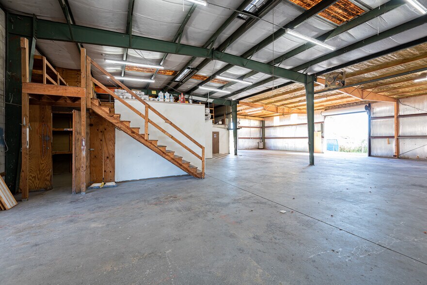 More Photos Of 420 NE 3rd Ave, Cape Coral Warehouse For Lease