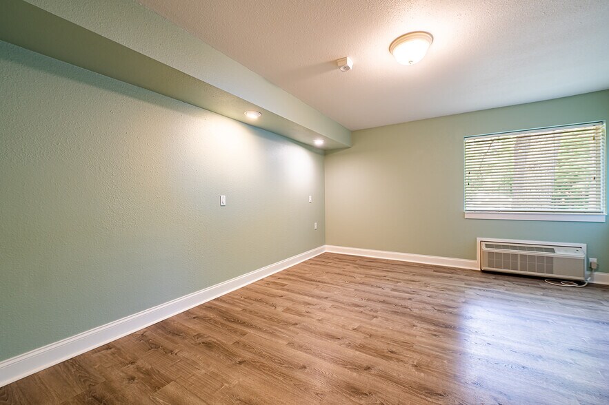 More Photos Of 461 Munson Ave, Traverse City Hotel For Sale
