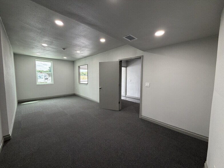 More Photos Of 24639 Arch St, Santa Clarita Office For Lease