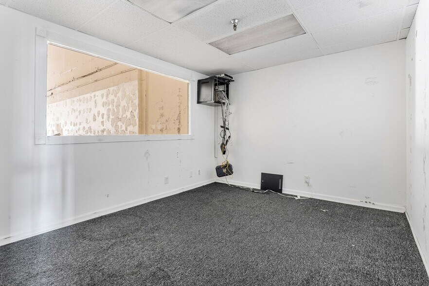 More Photos Of 1979 10th Ave N, Lake Worth Beach Light Distribution For Sale