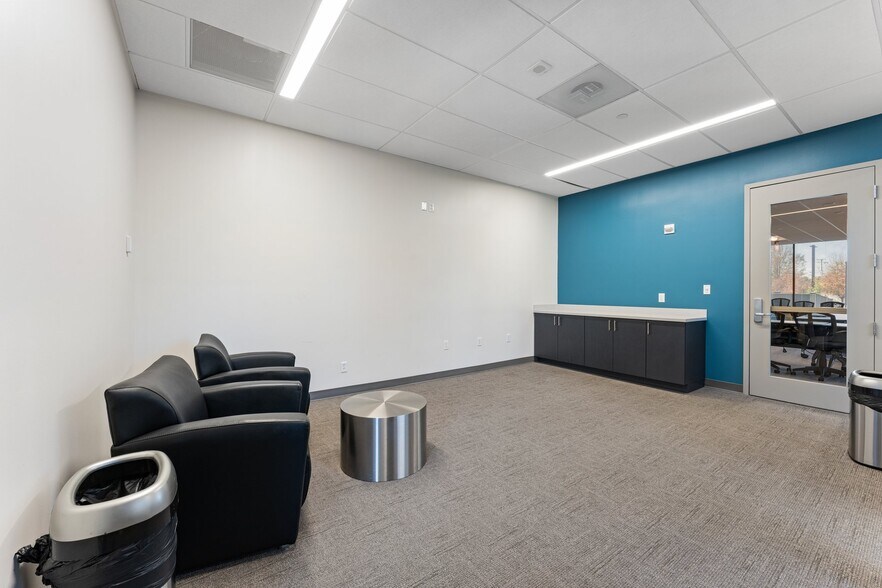 More Photos Of 8229 Boone Blvd, Vienna Unknown For Lease