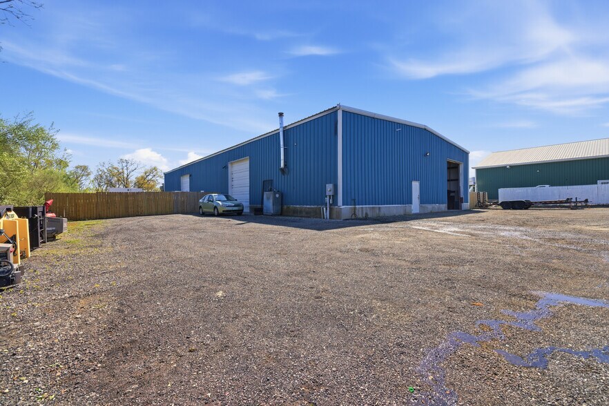 More Photos Of 11 Tyler Dr, North Franklin Showroom For Sale