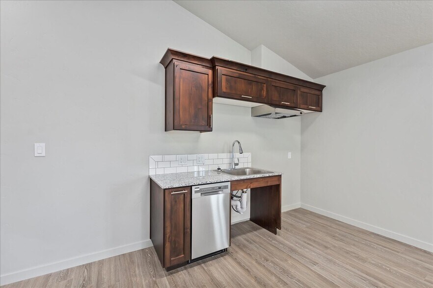 More Photos Of 225 N Happy Valley Rd, Nampa Warehouse For Lease