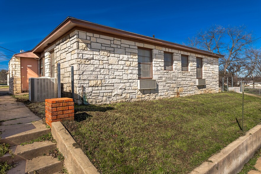 More Photos Of 104 E 5th St, Brady Office Residential For Sale