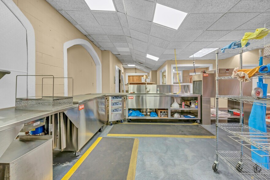 More Photos Of 2391 S Main St, Waterbury Showroom For Sale