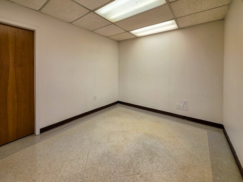More Photos Of 125 Ruidosa Ave, Abilene Warehouse For Lease