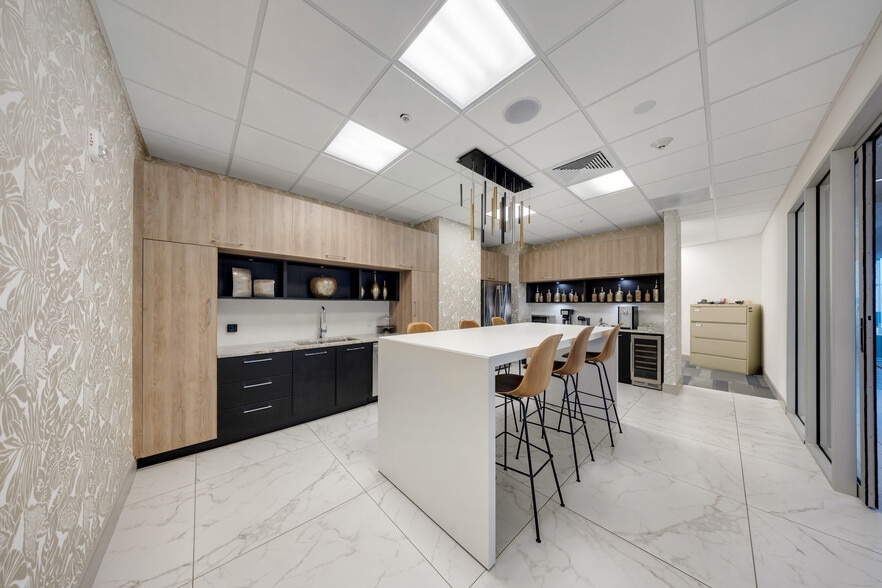 More Photos Of 2920-2950 NE 207th St, Aventura Unknown For Lease