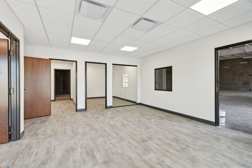 More Photos Of 4732 Algiers St, Dallas Manufacturing For Lease