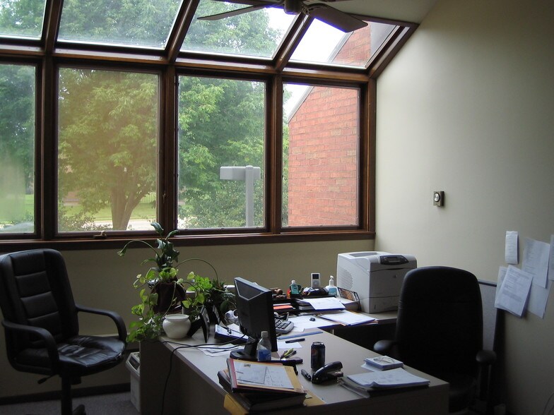 More Photos Of 407-409 Devonshire Dr, Champaign Office For Lease