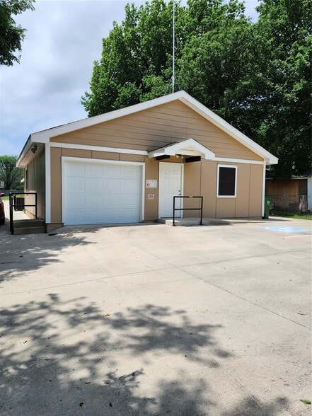 More Photos Of 828 N Main St, Springtown Office Residential For Lease