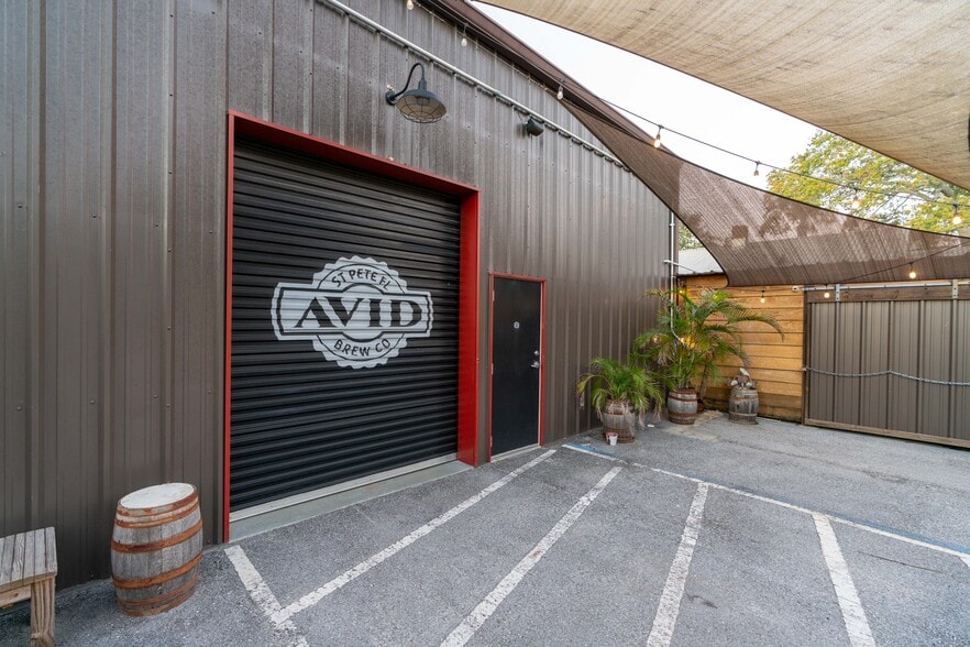 More Photos Of 1745 1st Ave S, Saint Petersburg Bar For Sale