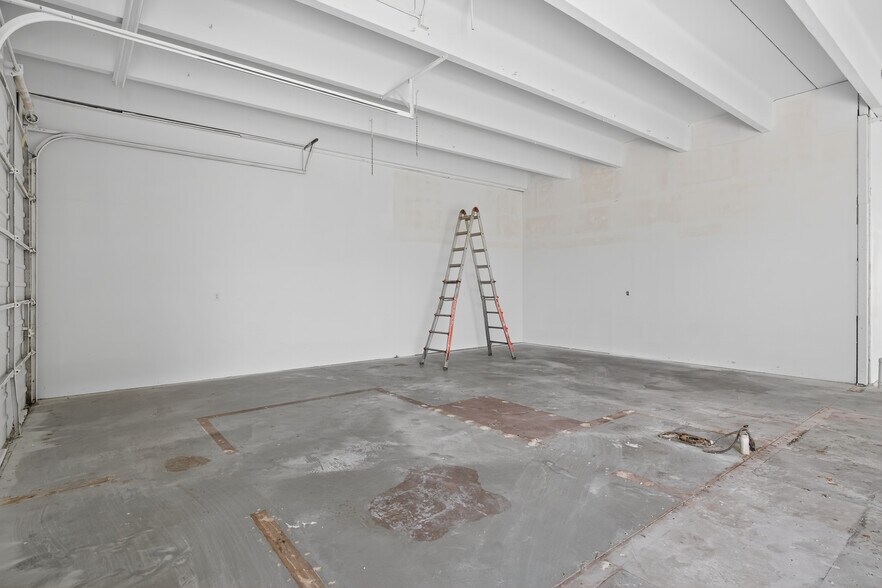 More Photos Of 1460 Cypress Dr, Jupiter Warehouse For Lease