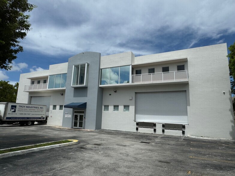 More Photos Of 2100 Nw 102nd Pl, Doral Warehouse For Lease