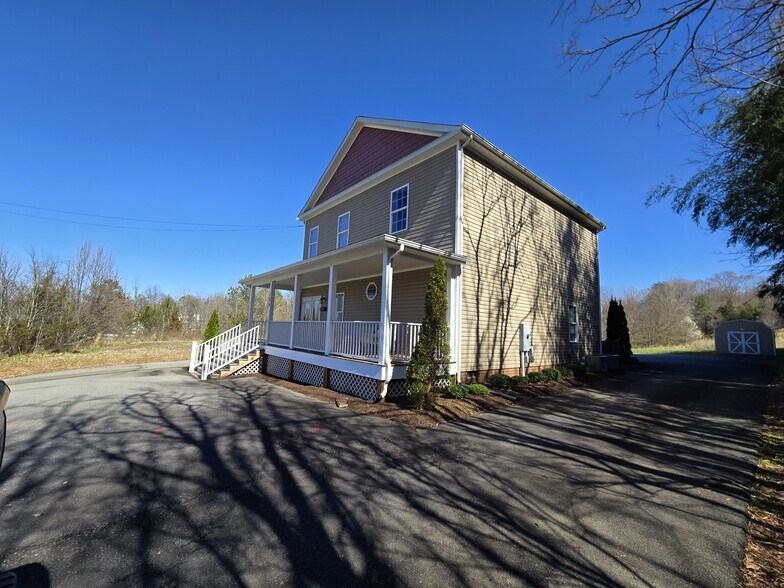More Photos Of 106 N Bridge St, Farmville Medical For Sale