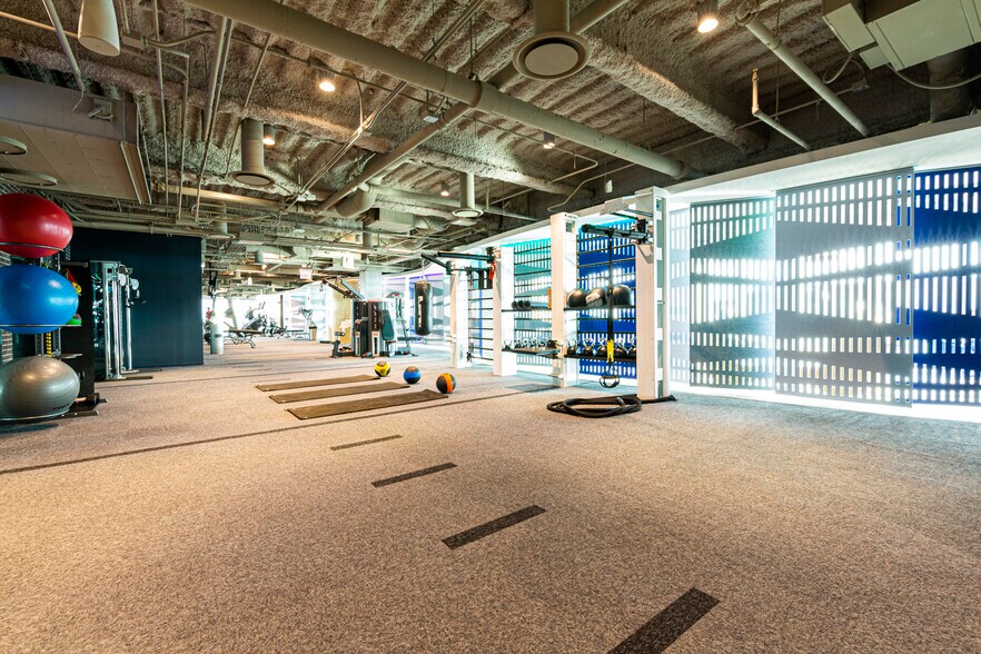 More Photos Of 550 W Jackson Blvd, Chicago Office For Lease