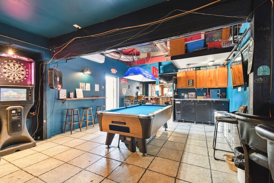 More Photos Of 3007 6th St S, Saint Petersburg Bar For Sale