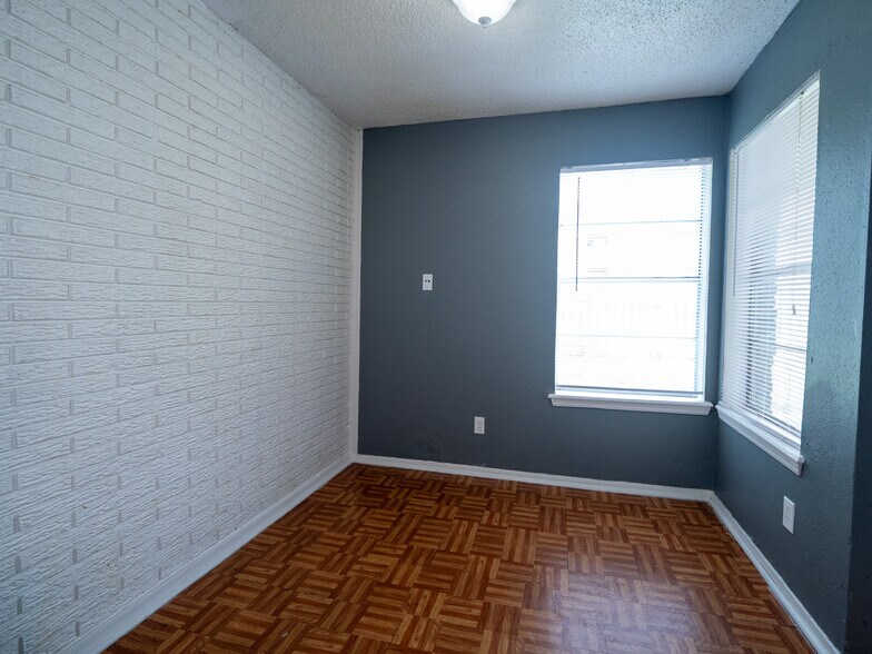 More Photos Of 5924 NW 10th St, Oklahoma City Apartments For Sale