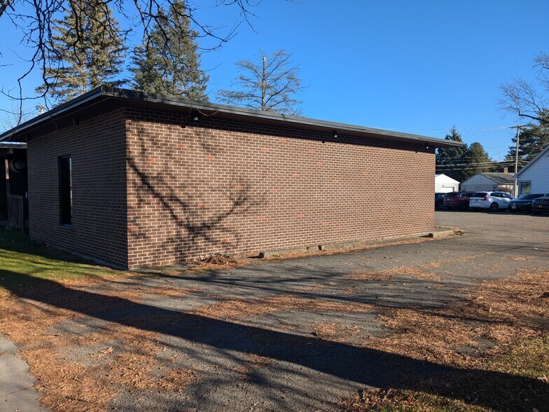 More Photos Of 219 1/2 Tompkins St, Cortland Freestanding For Sale