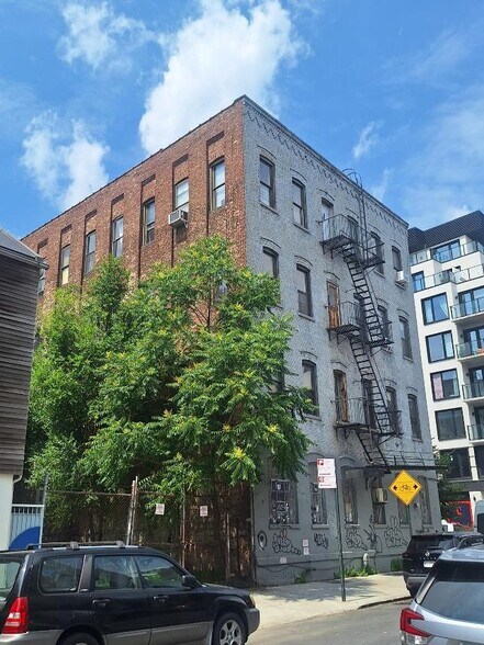More Photos Of 235 Berry St, Brooklyn Apartments For Lease