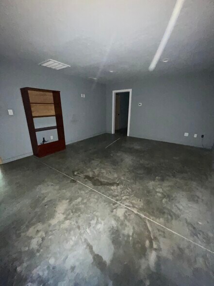 More Photos Of 702 Chastain Blvd W, Glencoe Warehouse For Lease