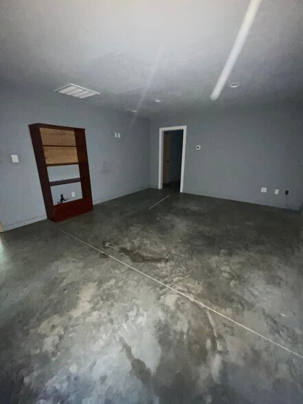 More Photos Of 702 Chastain Blvd W, Glencoe Warehouse For Lease