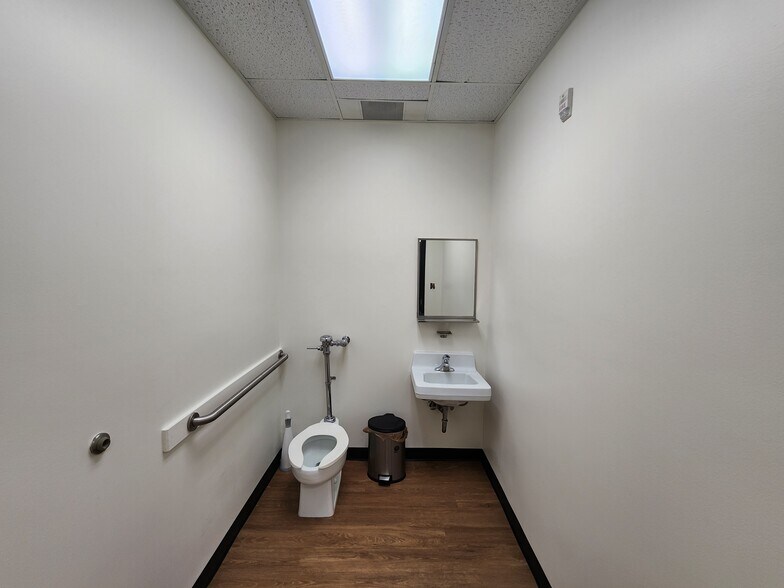 More Photos Of 2 Fisher Rd, Greenville Schools For Lease