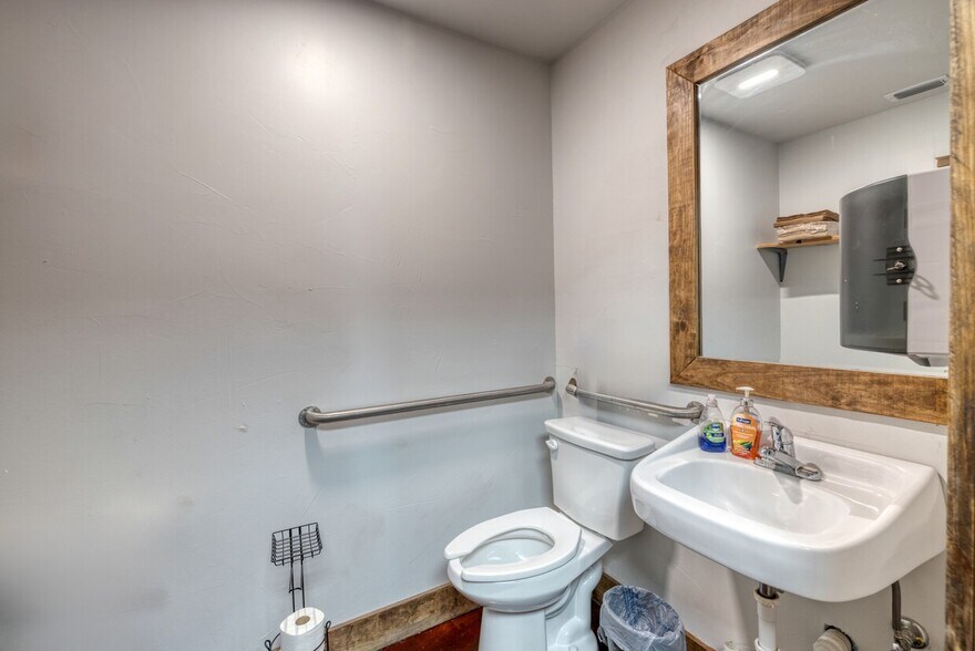 More Photos Of 49 Encino Dr, Concan Convenience Store For Sale