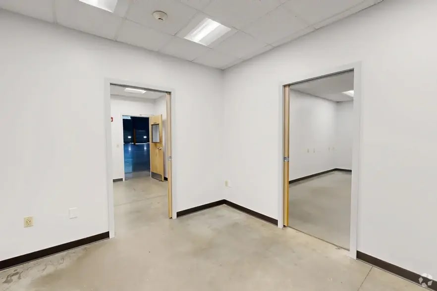 More Photos Of 12400 Presidents Ct, Jacksonville Warehouse For Lease