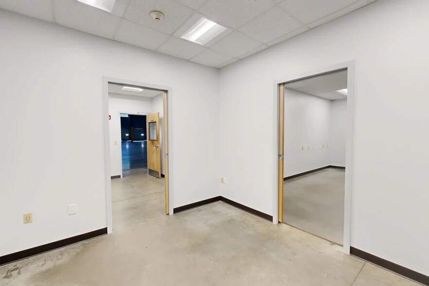 More Photos Of 12400 Presidents Ct, Jacksonville Warehouse For Lease