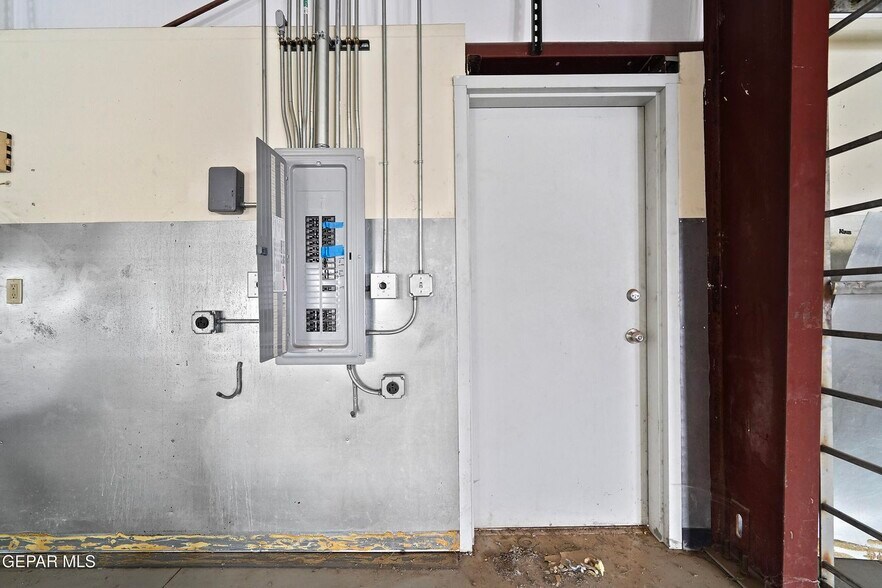 More Photos Of 109 Seneca Dr, El Paso Warehouse For Sale