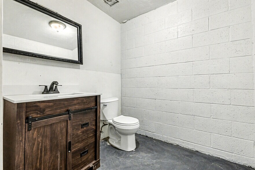 More Photos Of 1417-1421 E Washington St, Phoenix Warehouse For Sale