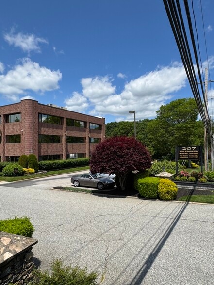 More Photos Of 207 Quaker Ln, West Warwick Office For Lease