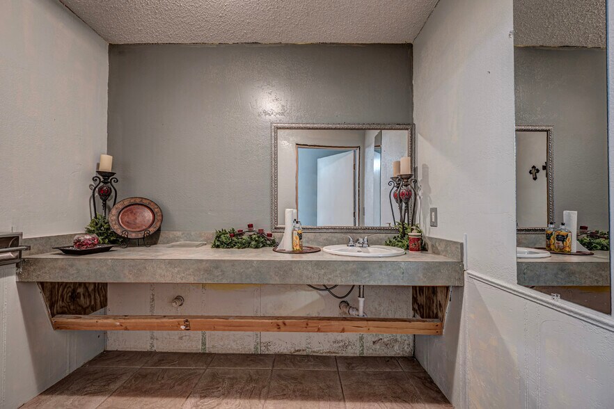 More Photos Of 1028 N 11th St, Chickasha Religious Facility For Sale
