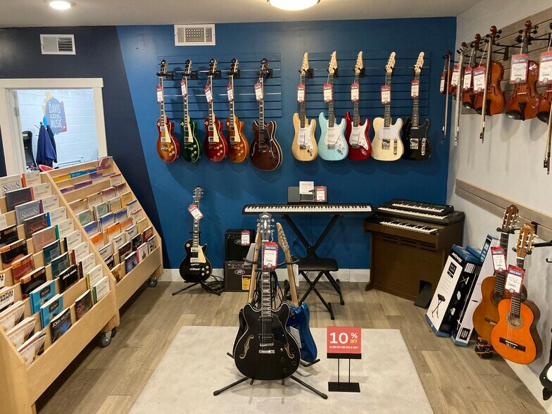 More Photos Of 336 S Walnut St, Bloomington Freestanding For Sale