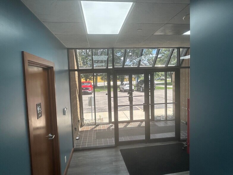 More Photos Of 2831 Dexter Dr, Elkhart Office For Lease