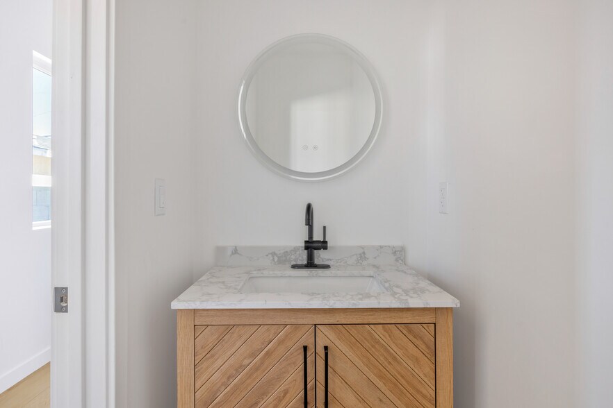 More Photos Of 10905 Dalerose Ave, Inglewood Multifamily For Sale