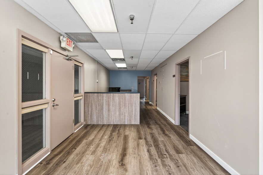 More Photos Of 1017-1023 Mainstreet, Hopkins Storefront For Lease