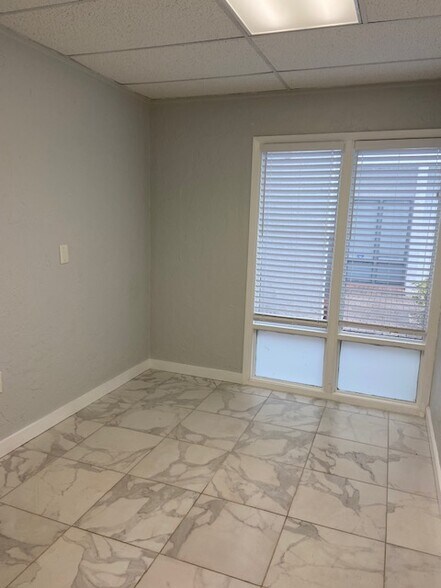 More Photos Of 2015 S Tuttle Ave, Sarasota Medical For Lease