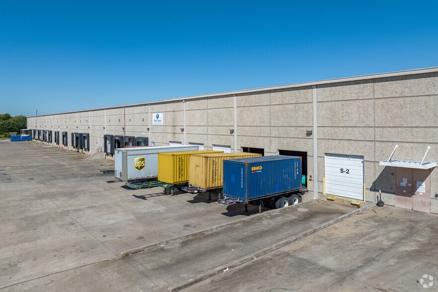 More Photos Of 1111-1113 Gillingham Ln, Sugar Land Distribution For Lease
