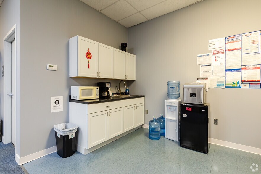 More Photos Of 761 N 17th St, St Charles Light Distribution For Lease