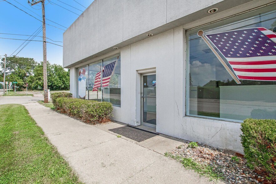 More Photos Of 600 N Clark St, Albion Auto Dealership For Sale