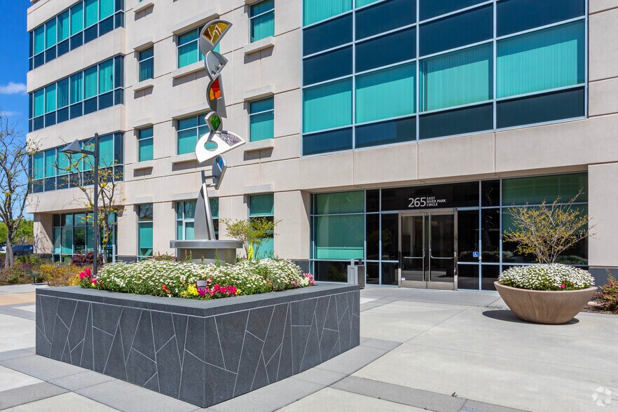 More Photos Of 265 E River Park Cir, Fresno Office For Lease