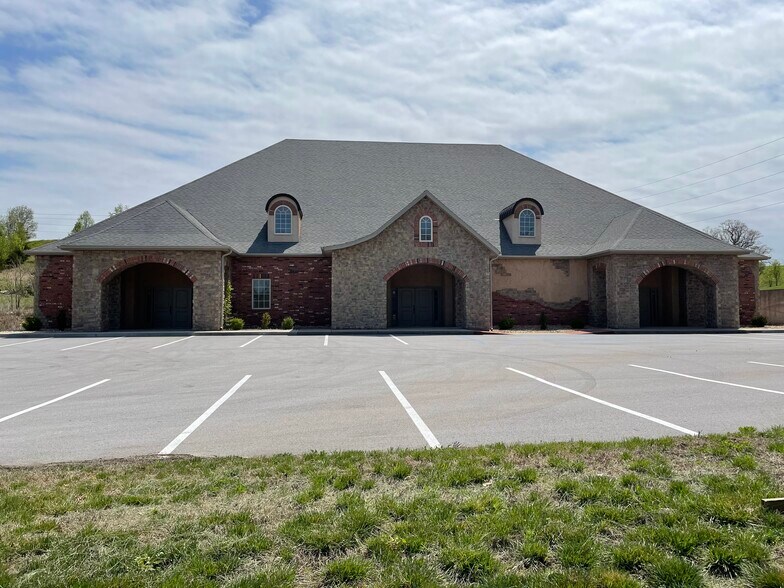 More Photos Of 844 W Guin Rd, Nixa Office For Lease