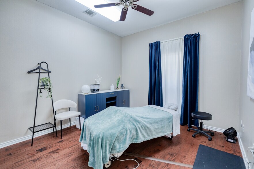 More Photos Of 12335 Hymeadow Dr, Austin Office For Sale